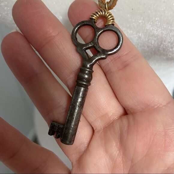 Metal key handmade necklace - Picture 4 of 5